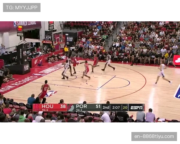 特里与阿尔维斯在防线推动中出现分化展现单点驱动趋势